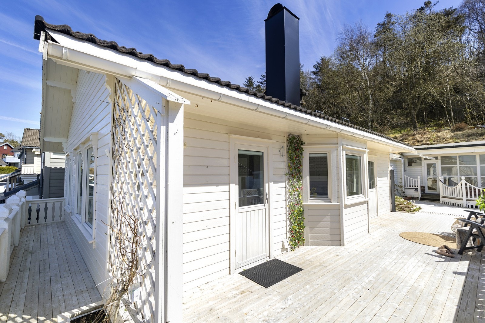 Terrasse som strekker seg rundt store deler av boligen. Galleribilde