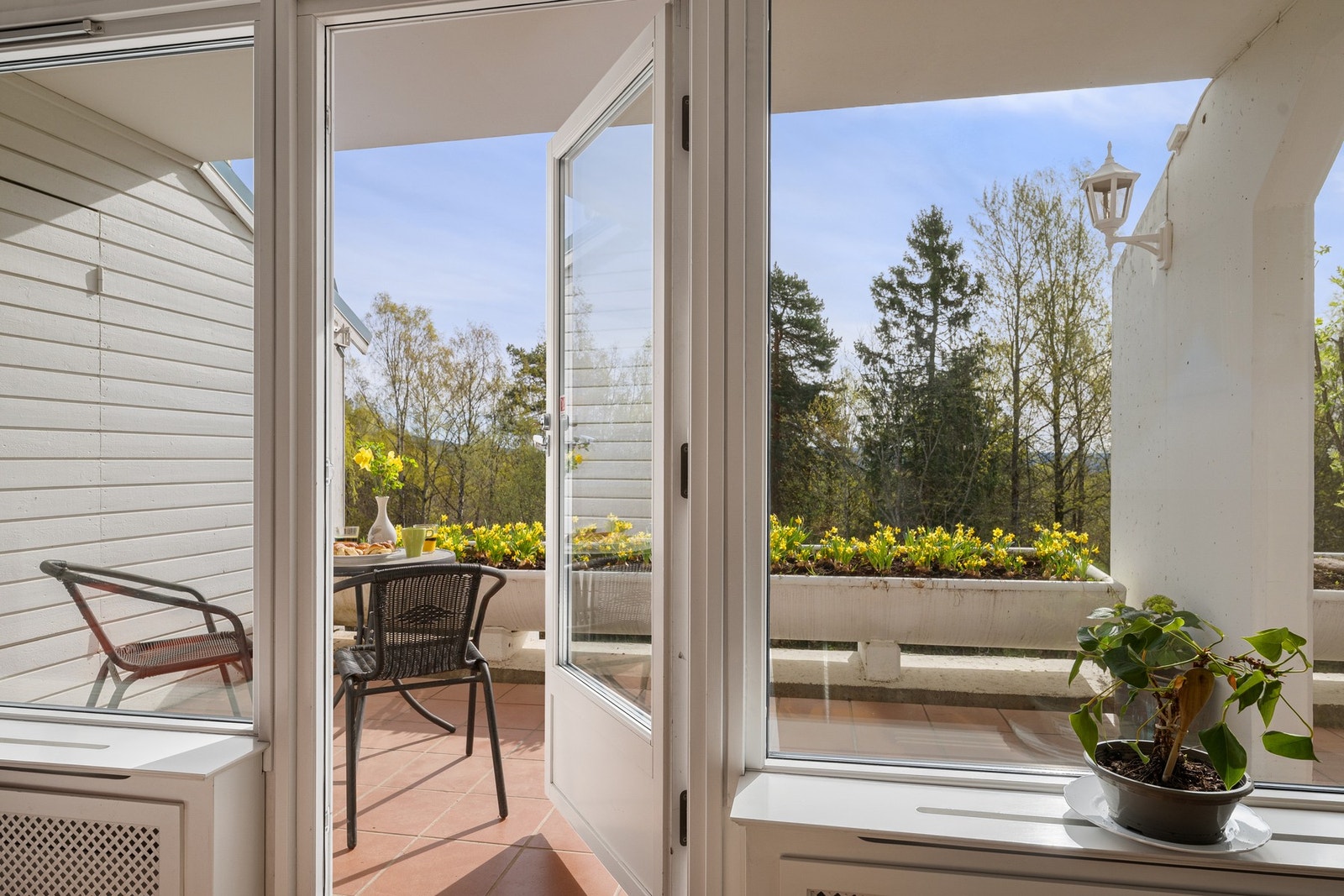 Romslig og godt disponert 3-roms leilighet med heisadkomst, to soverom, separat kjøkken, terrasse på 12 kvm og garasjeplass i felles anlegg. Galleribilde