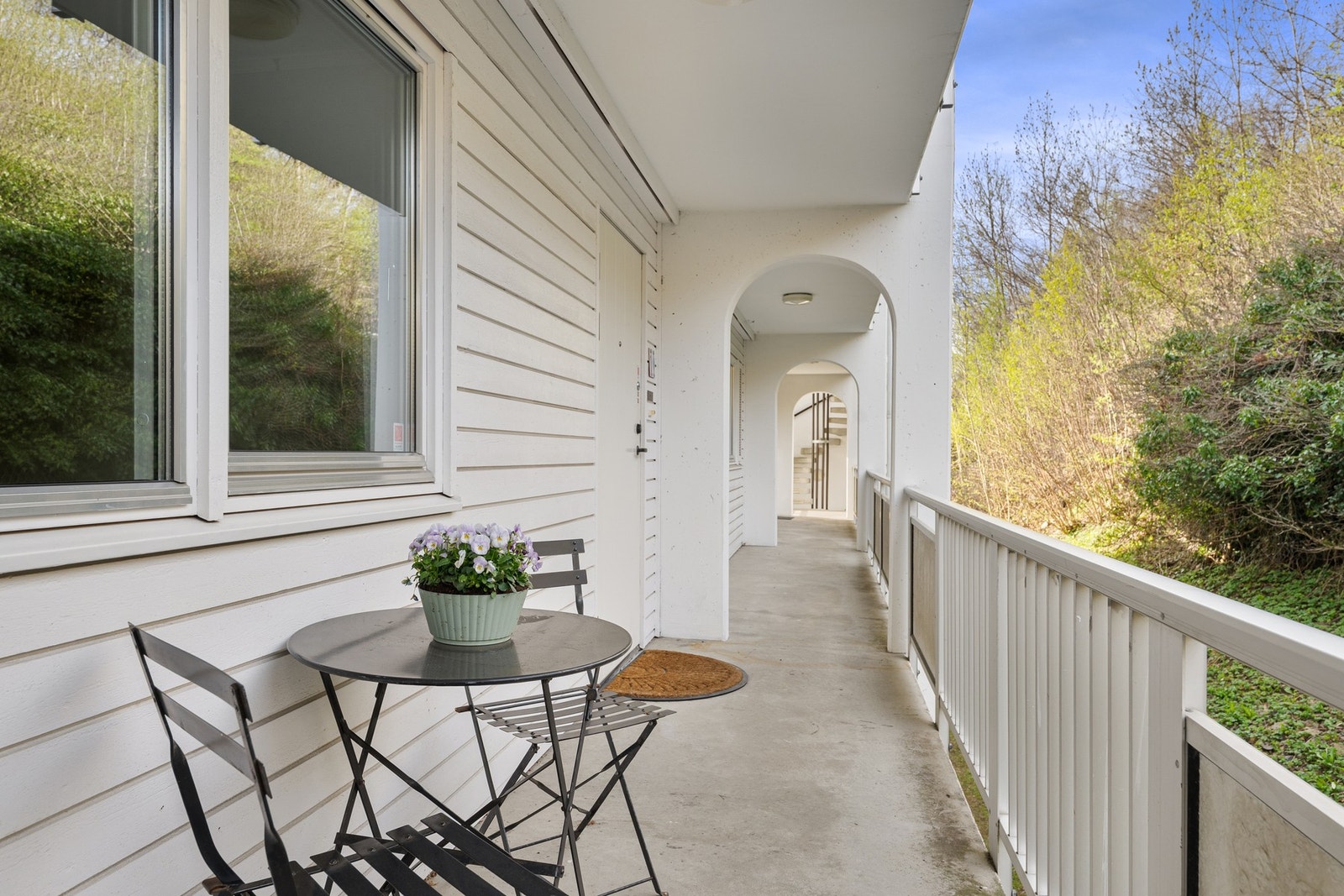 Leiligheten har adkomst via svalgang/balustrade med egen inngang, og det er plass til et enkelt utemøblement ved inngangspartiet. Galleribilde