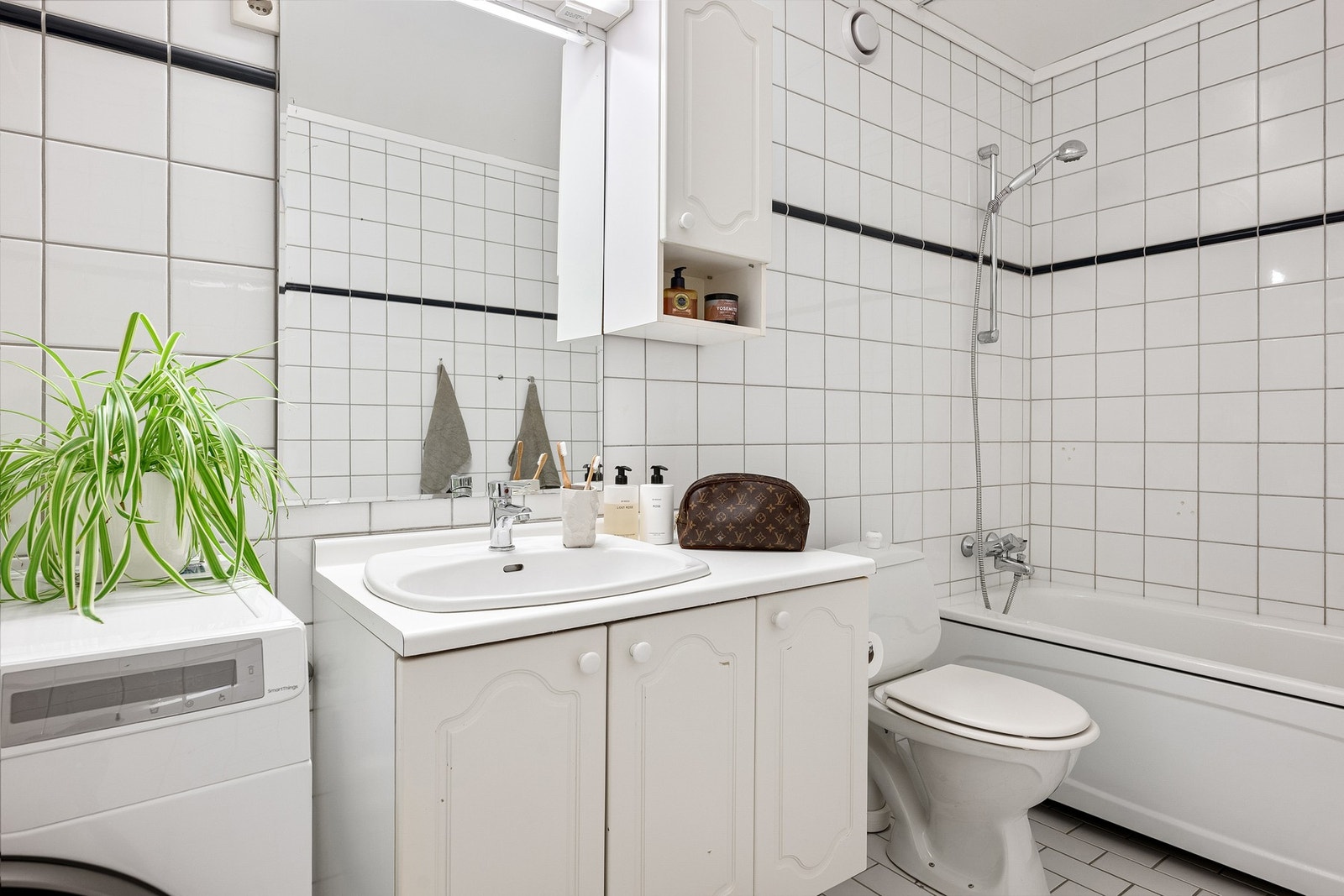 Badekaret gir en mer skjermet dusjsone enn dusjing direkte på gulv, og badet har samtidig god plass til nødvendig baderomsfunksjon i hverdagen. Galleribilde