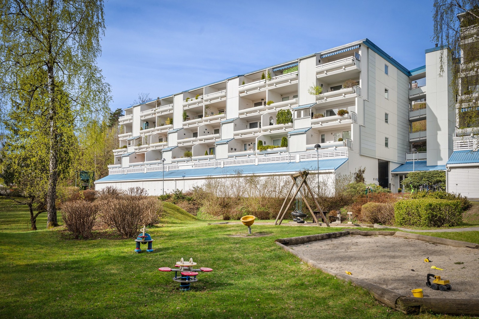 Sameiet har en flott og grønn fellestomt med sitteplasser, lekeapparater og hyggelige uteområder som gir et trivelig bomiljø for både store og små. Galleribilde