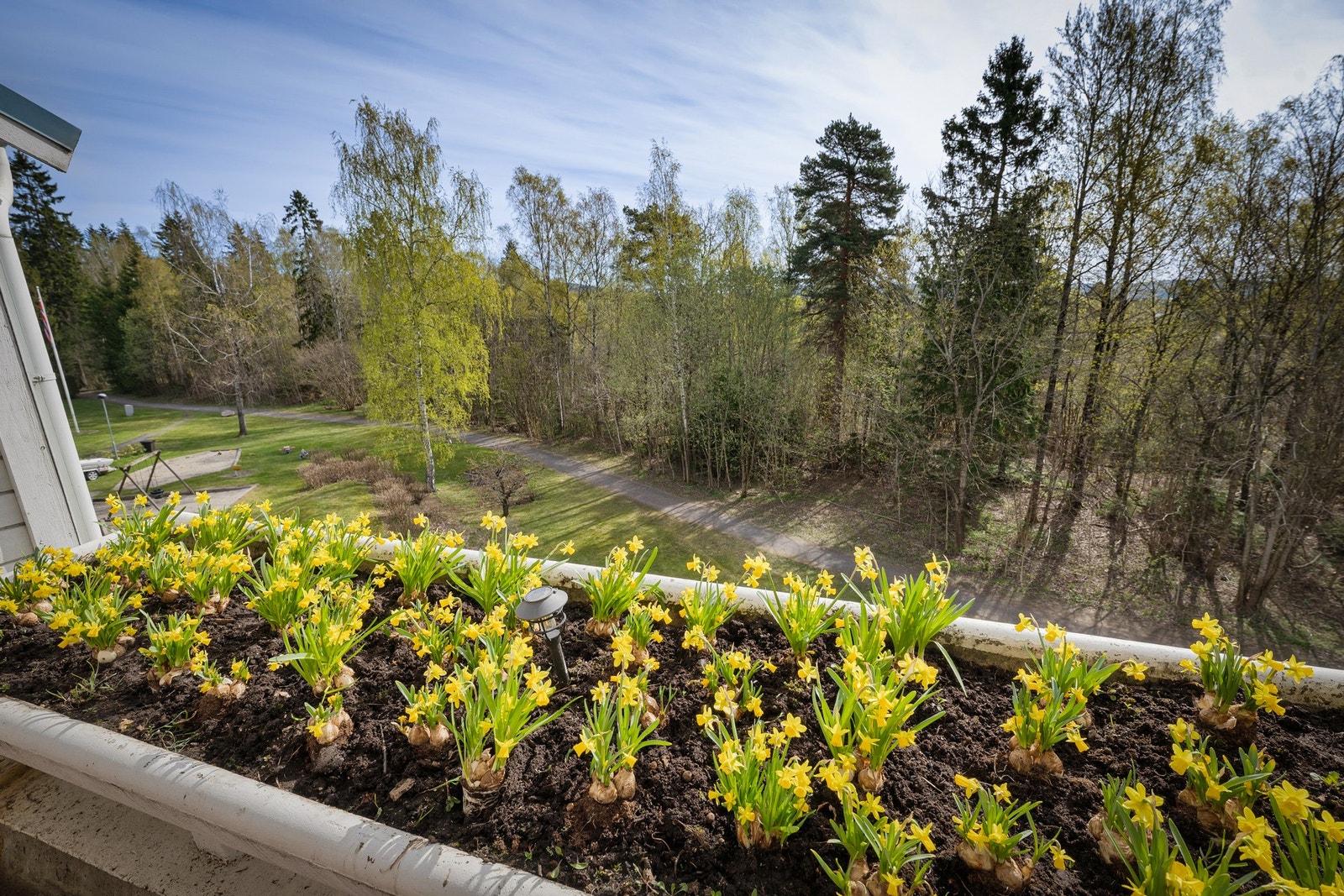 Attraktiv og tilbaketrukket beliggenhet i grønne omgivelser ved Makrellbekken og Smestad, med kort vei til T-bane, skoler, barnehager og flotte turmuligheter i Mærradalen og Husebyskogen. Galleribilde