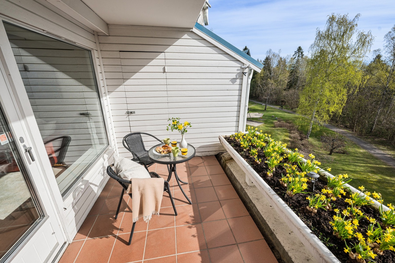 Terrassen på 12 kvm vender mot sameiets grønne uteområder og gir et hyggelig uterom med plass til sittegruppe og beplantning. Galleribilde