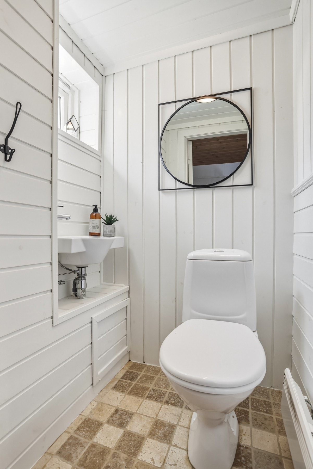Wc-rom i kjeller Galleribilde