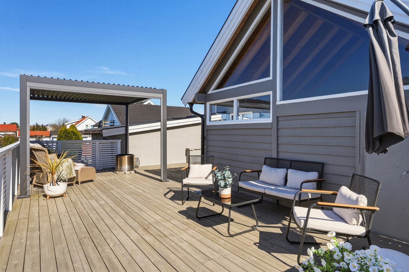 Oppført pergola på del av terrasse Galleribilde