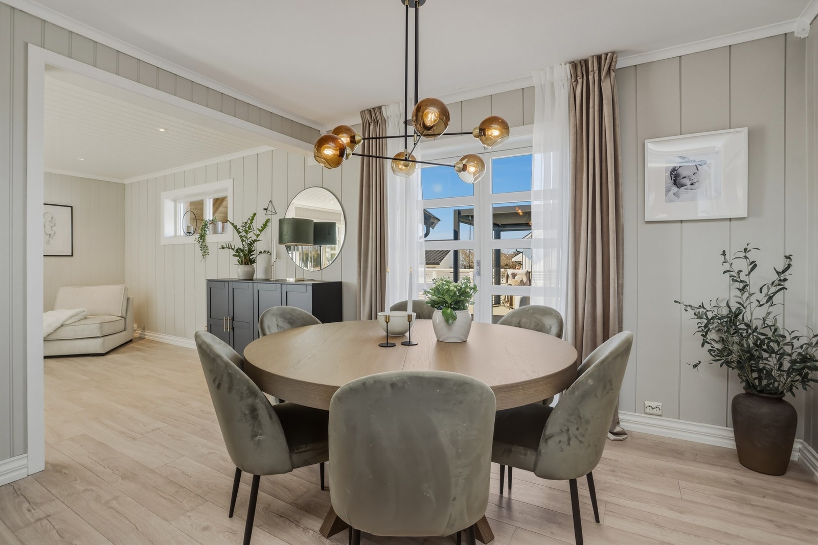 Fra spisestueområde er det utgang til terrasse med utestue og pergola Galleribilde