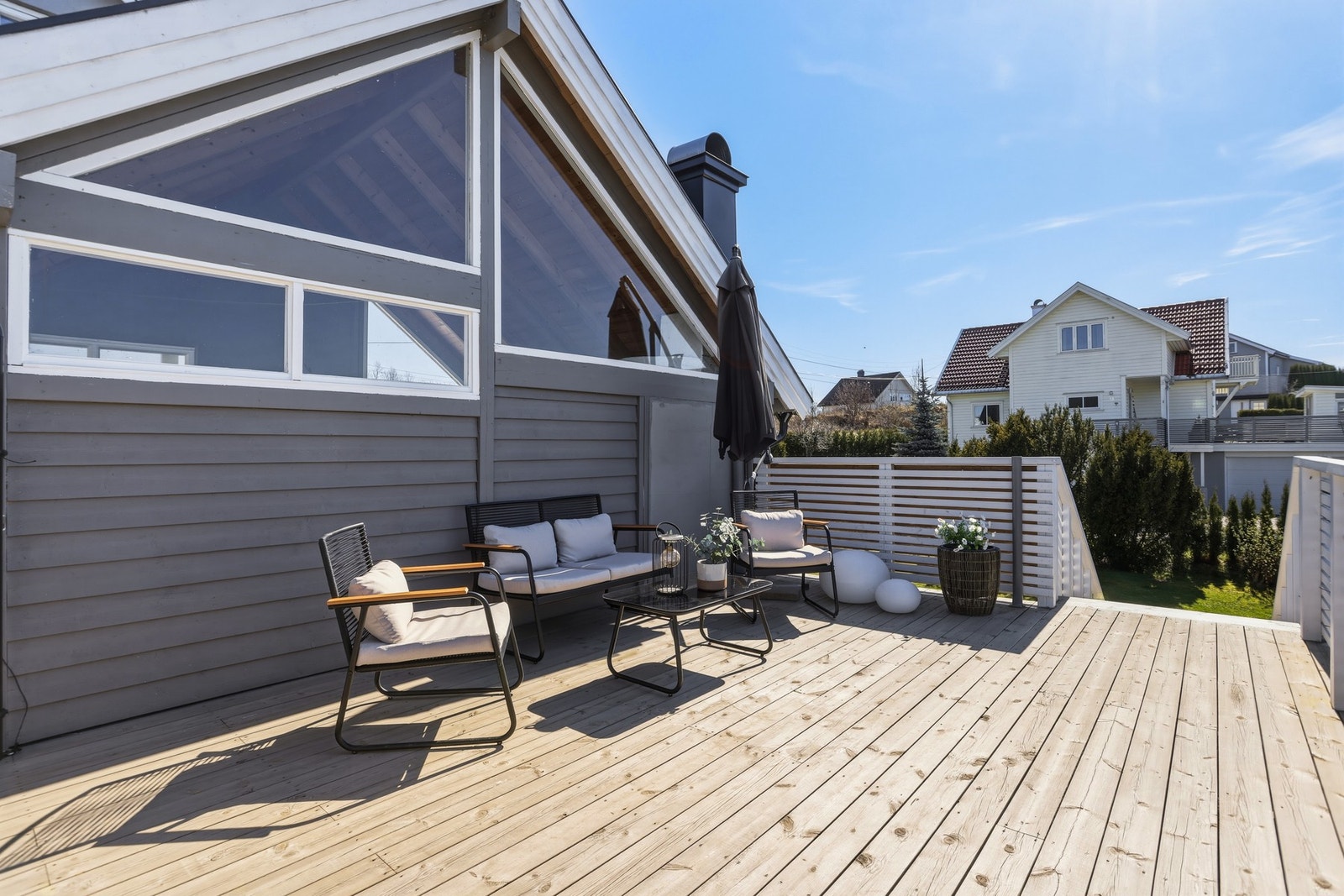 Romslig terrasse med gode solforhold Galleribilde