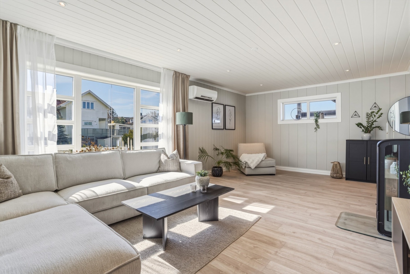 Det er montert både vedovn og varmepumpe i stuen Galleribilde