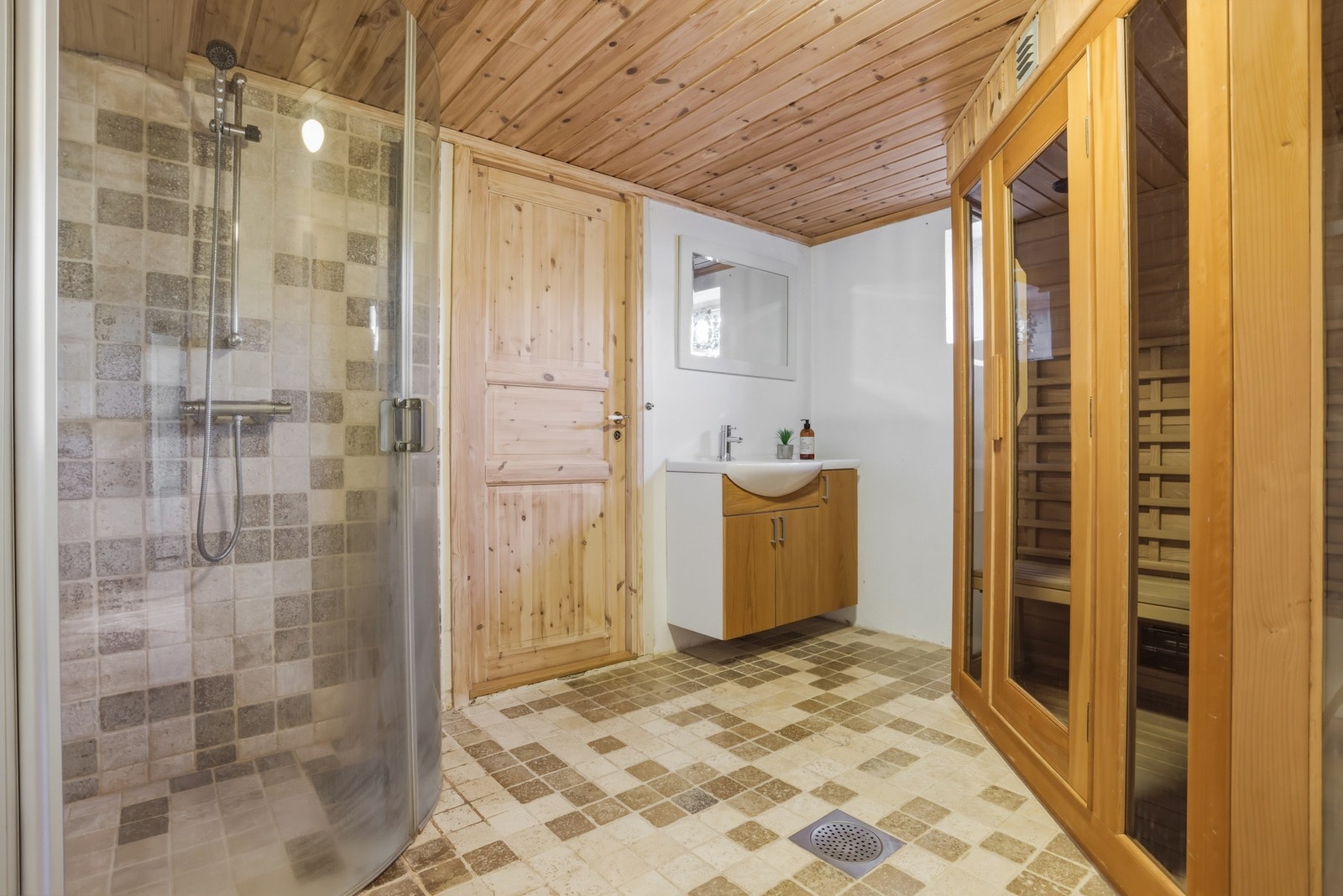 Bad i kjeller - Innredet med dusjnisje med glassvegger og baderomsinnredning med servant. Det er også etablert en prefabrikkert badstue her. Galleribilde