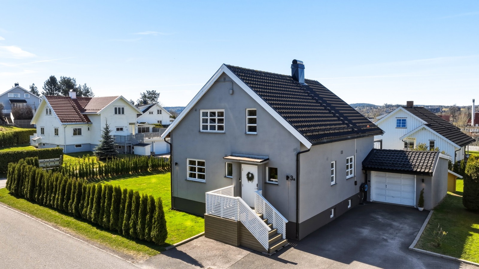 Boligen ligger i et veletablert og populært boligområde, bare 3 km fra Skien sentrum. Galleribilde