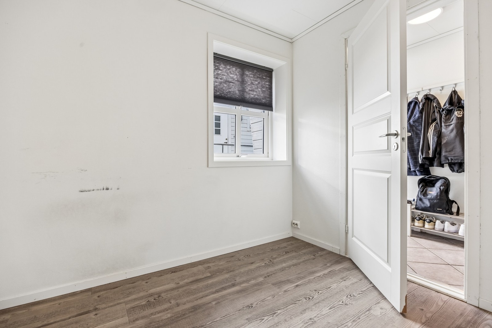 Soverom 2 er også romslig med plass for seng og garderobe Galleribilde