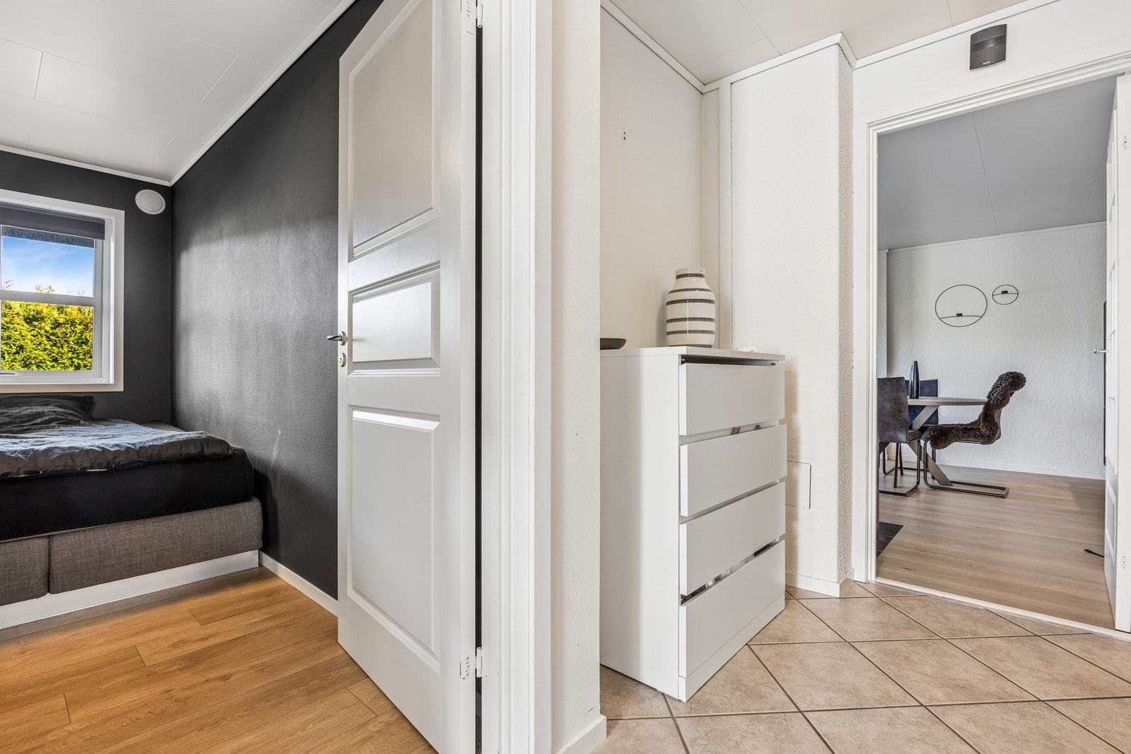 Fra gangen har man adkomst til boligens to soverom og badet. Galleribilde