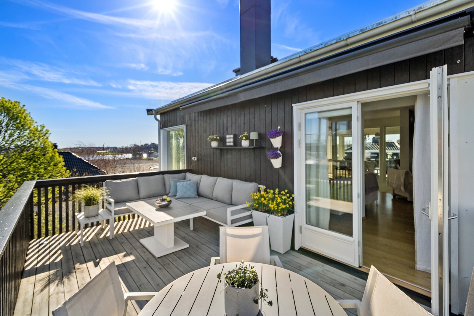 Fra stuen er det utgang til deilig balkong med morgensol Galleribilde