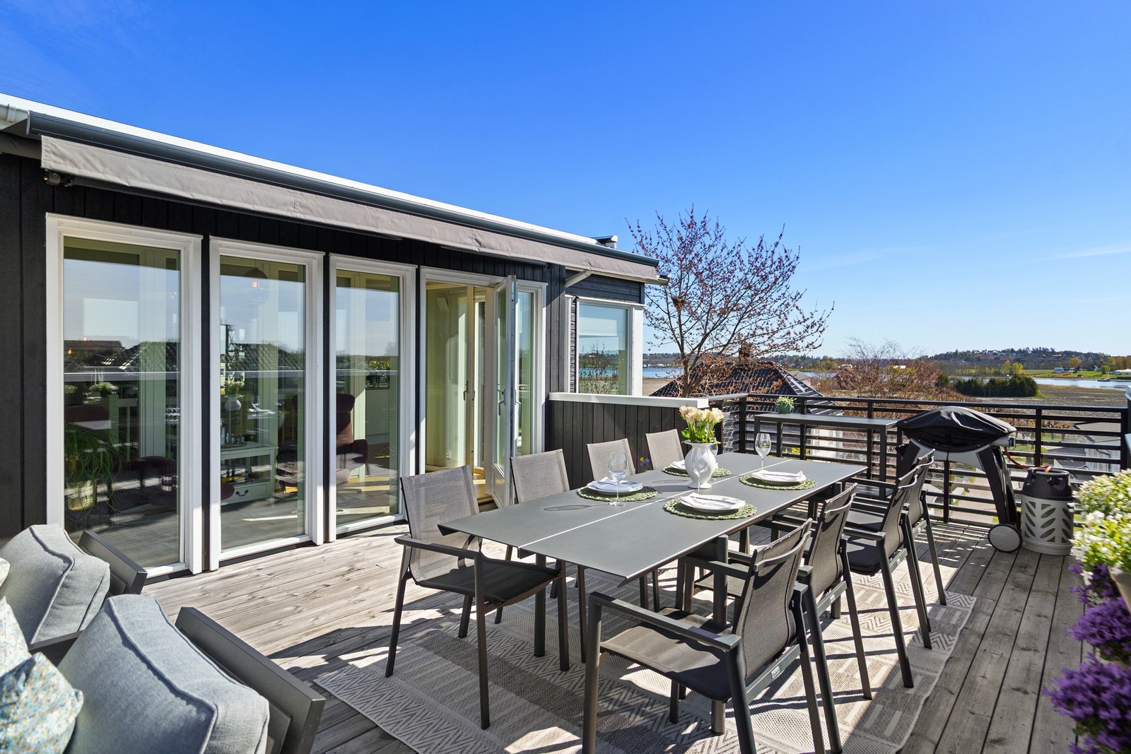 God plass til langbord og grill Galleribilde