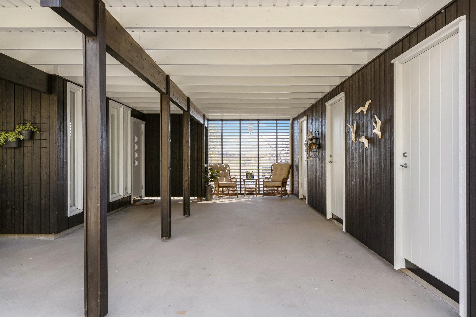 Praktisk med 3 boder ved carporten Galleribilde