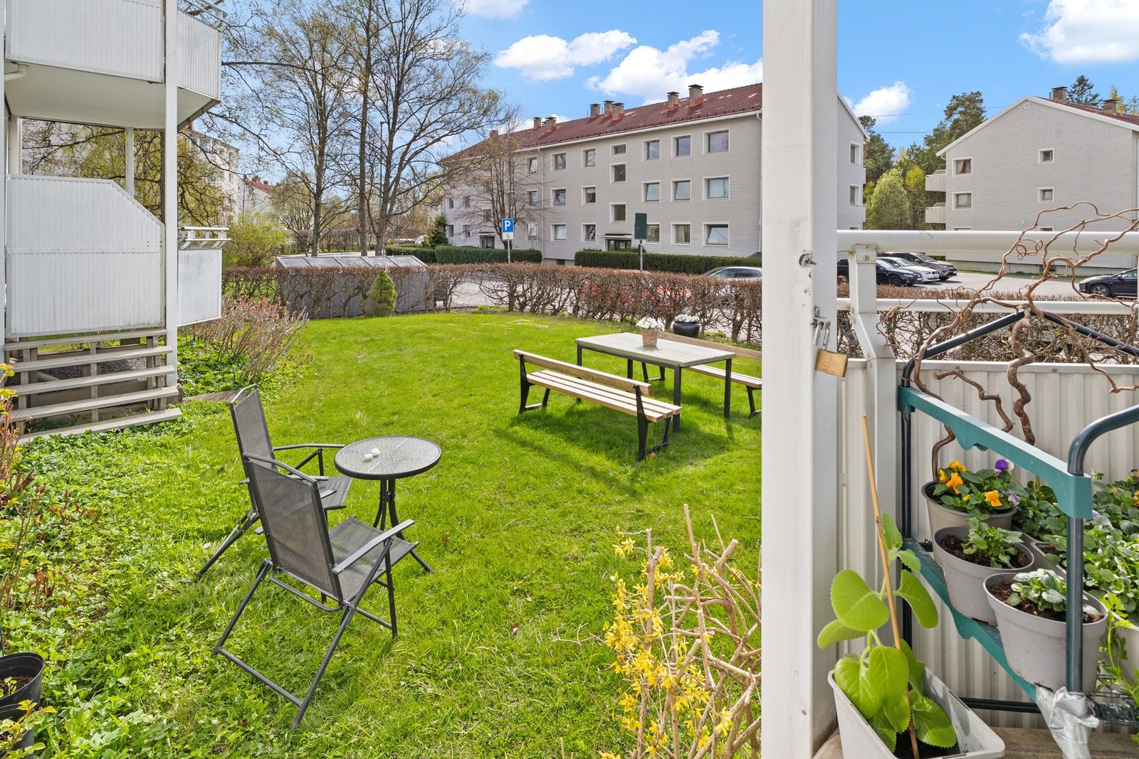 Hyggelig fellesområde med felles benk og god plass til lek og morro Galleribilde