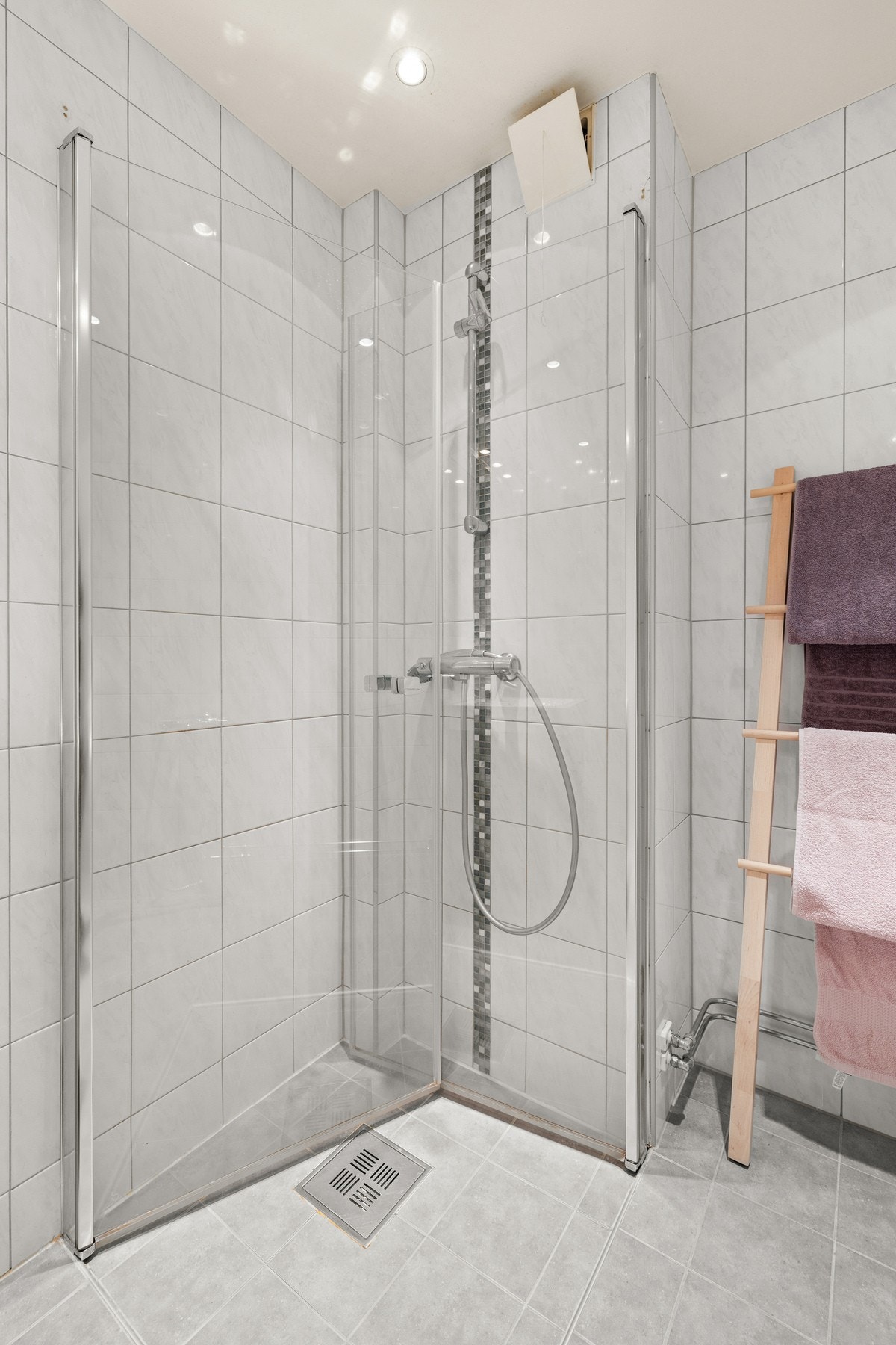 Utstyrt med varmekabler, downlights, vegghengt toalett, dusjhjørne Galleribilde