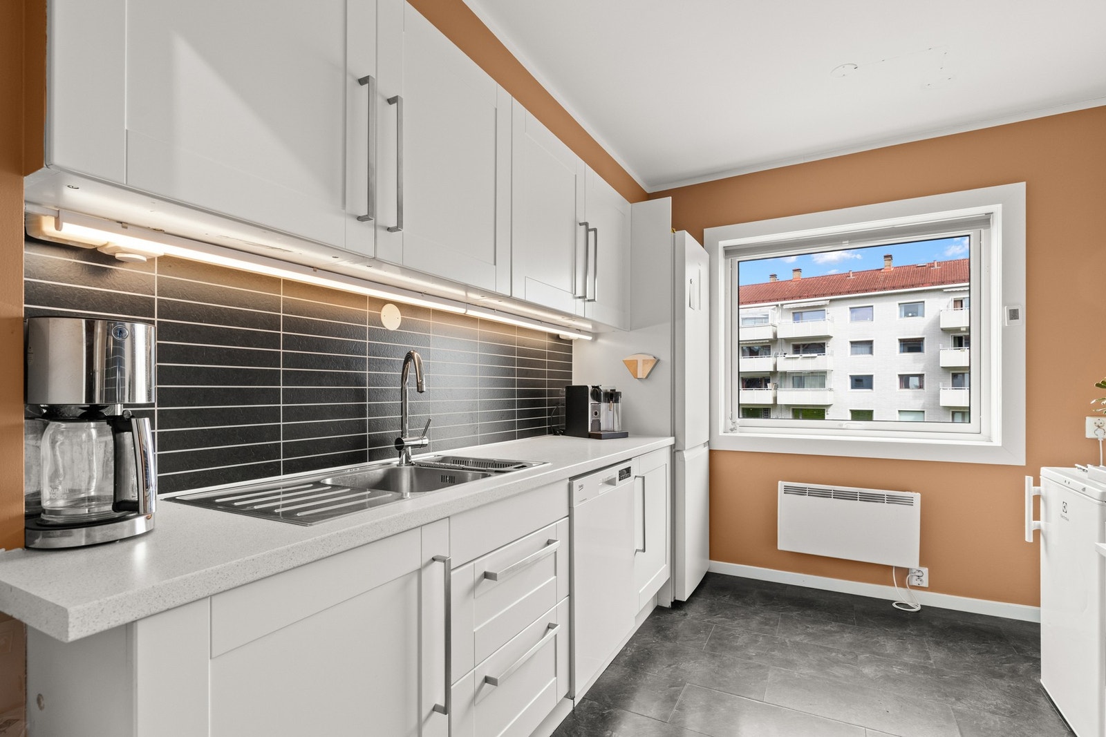Separat kjøkken med innredning fra Ikea montert i 2010 med integrert platetopp og stekeovn. Det er avsatt plass til frittstående kjøle-/fryseskap og oppvaskmaskin Galleribilde