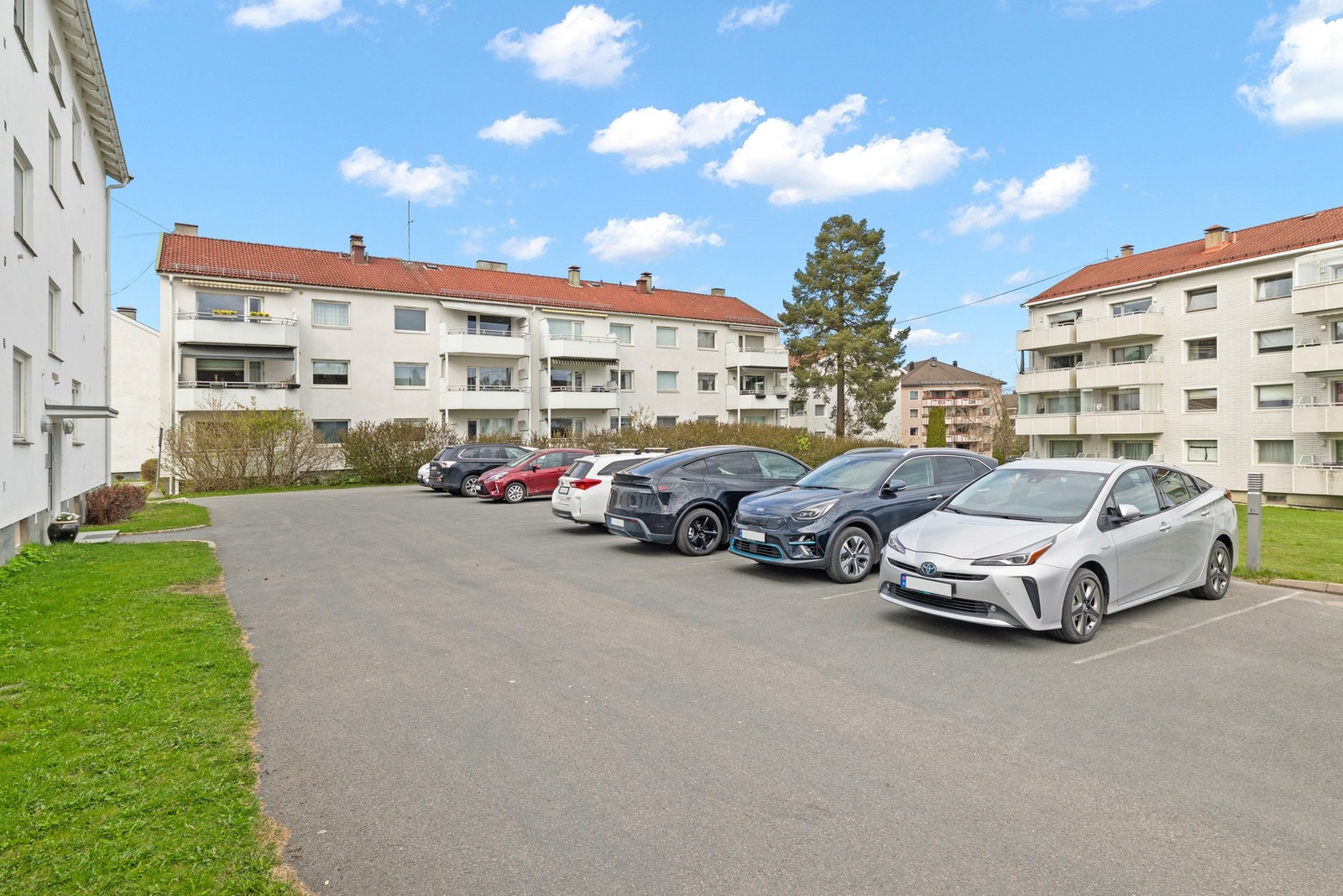 Leiligheten disponerer en parkeringsplass. Det er også to gjesteparkeringer i sameiet Galleribilde