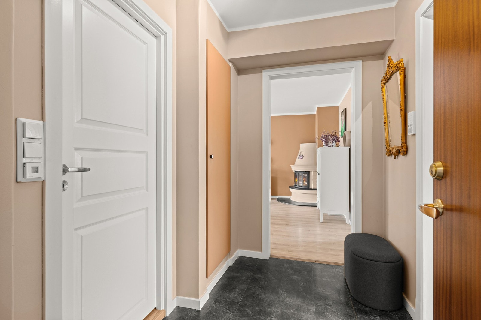 I entreen er det også et innbygget skap med oppbevaringsplass Galleribilde