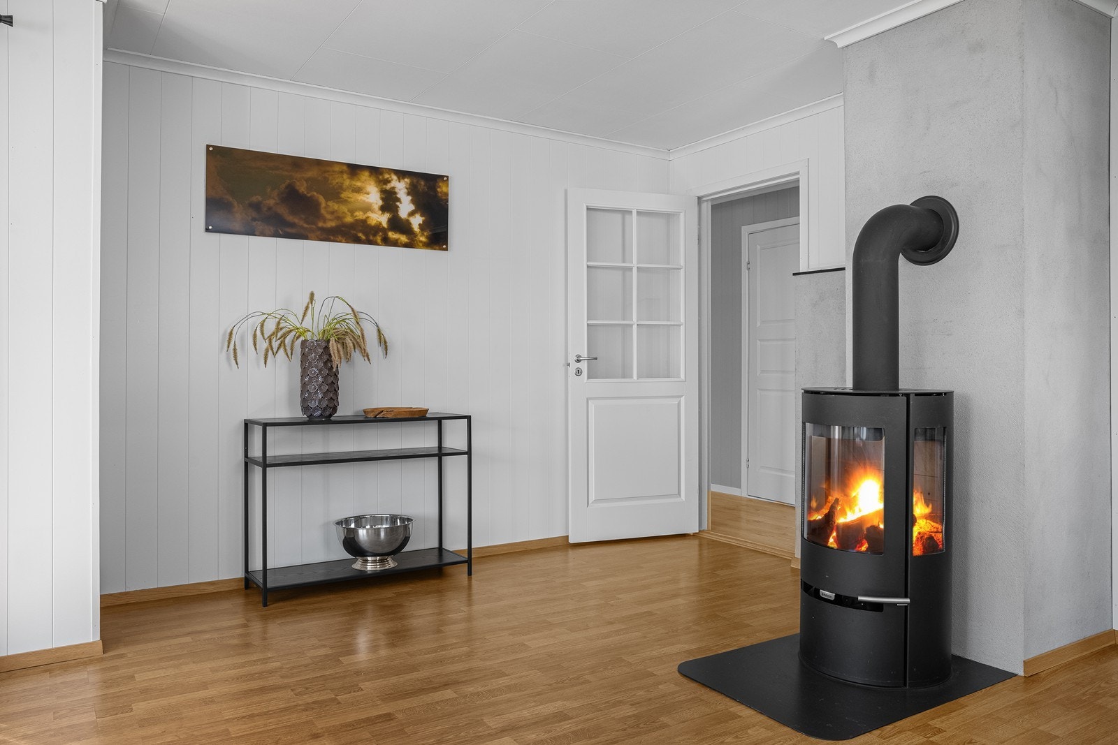 Stuen er utstyrt med vedovn og varmepumpe. Galleribilde