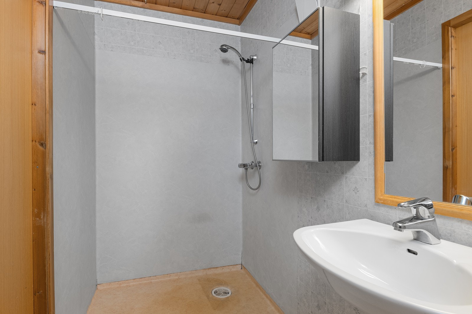 Badet har elektrisk ovn på vegg. Galleribilde