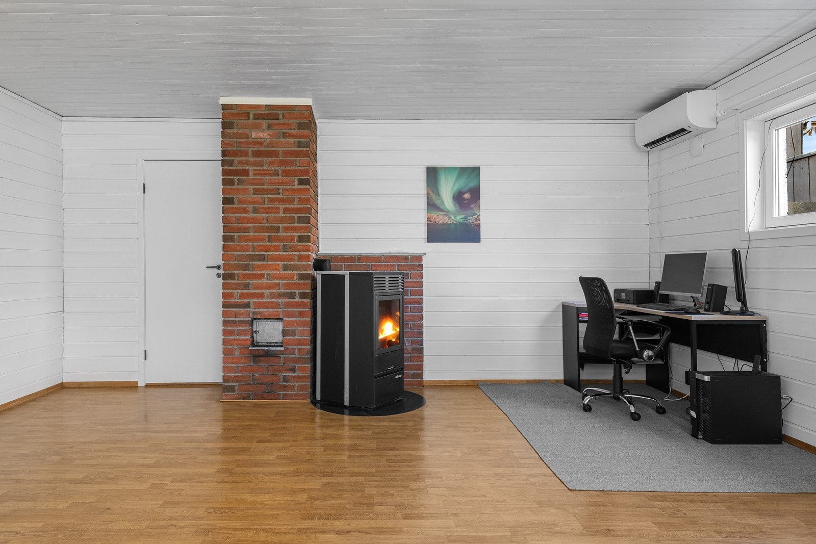 Kjellerstuen er utstyrt med pelletsovn og varmepumpe. Galleribilde
