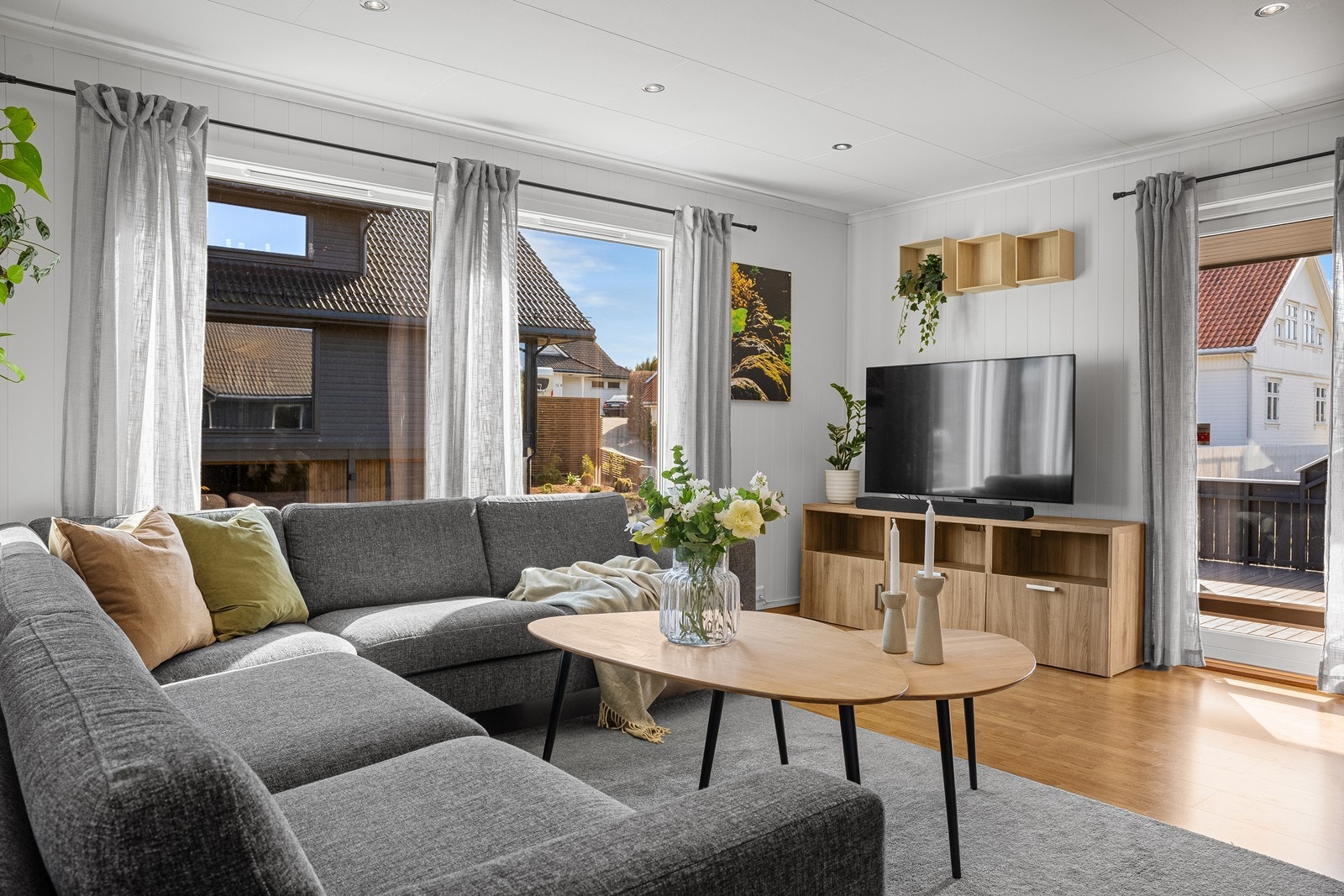 Store fine vindu slipper inn rikelig med naturlig lys. Galleribilde