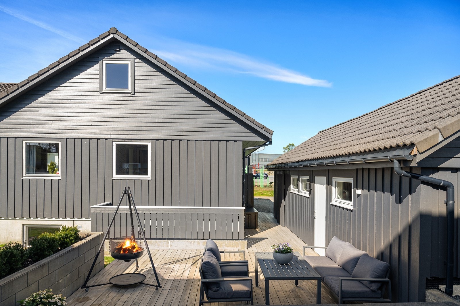 Lun terrasse med god plass til sofagruppe og grill. Galleribilde