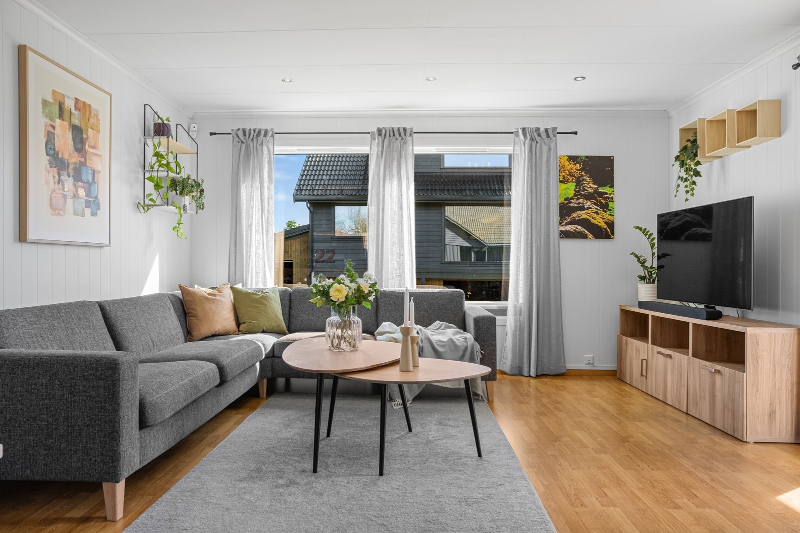 Stor og romslig stue med flere møbleringsmuligheter. Galleribilde
