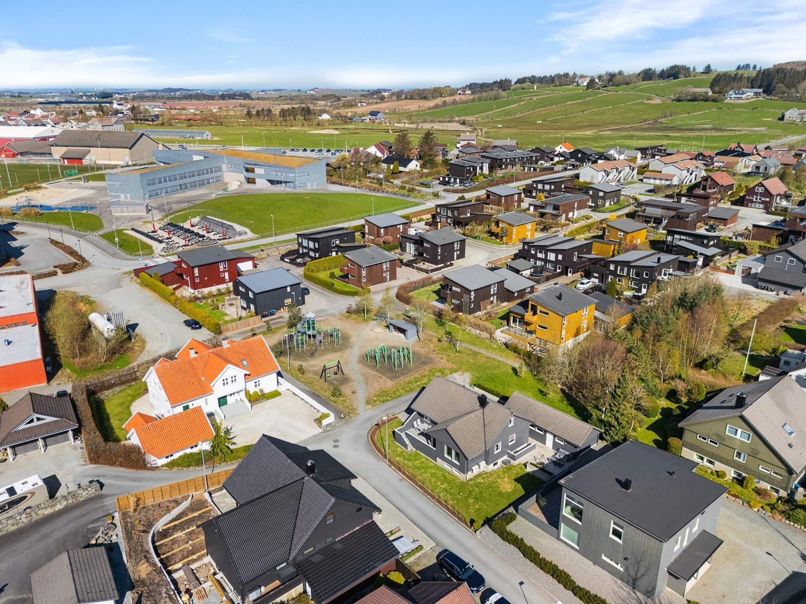 Eiendommen har umiddelbar nærhet til lekeplass og skole. Galleribilde