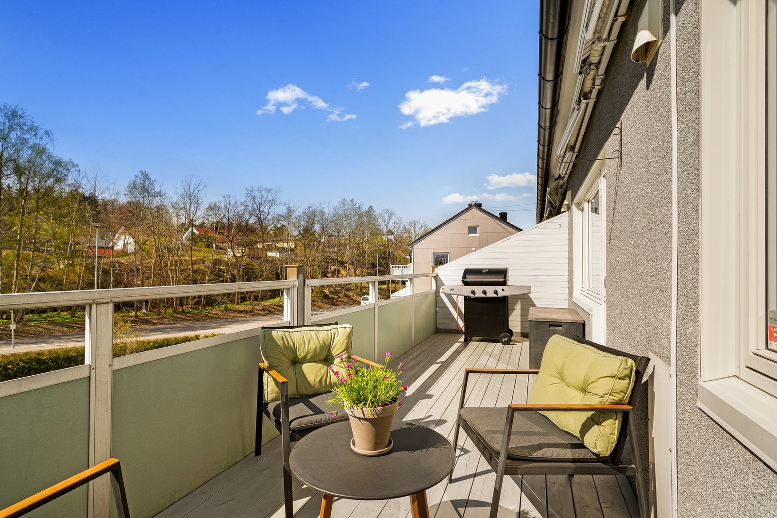 En leilighet med gjennomgående god standard og en herlig balkong på ca. 15m² Galleribilde