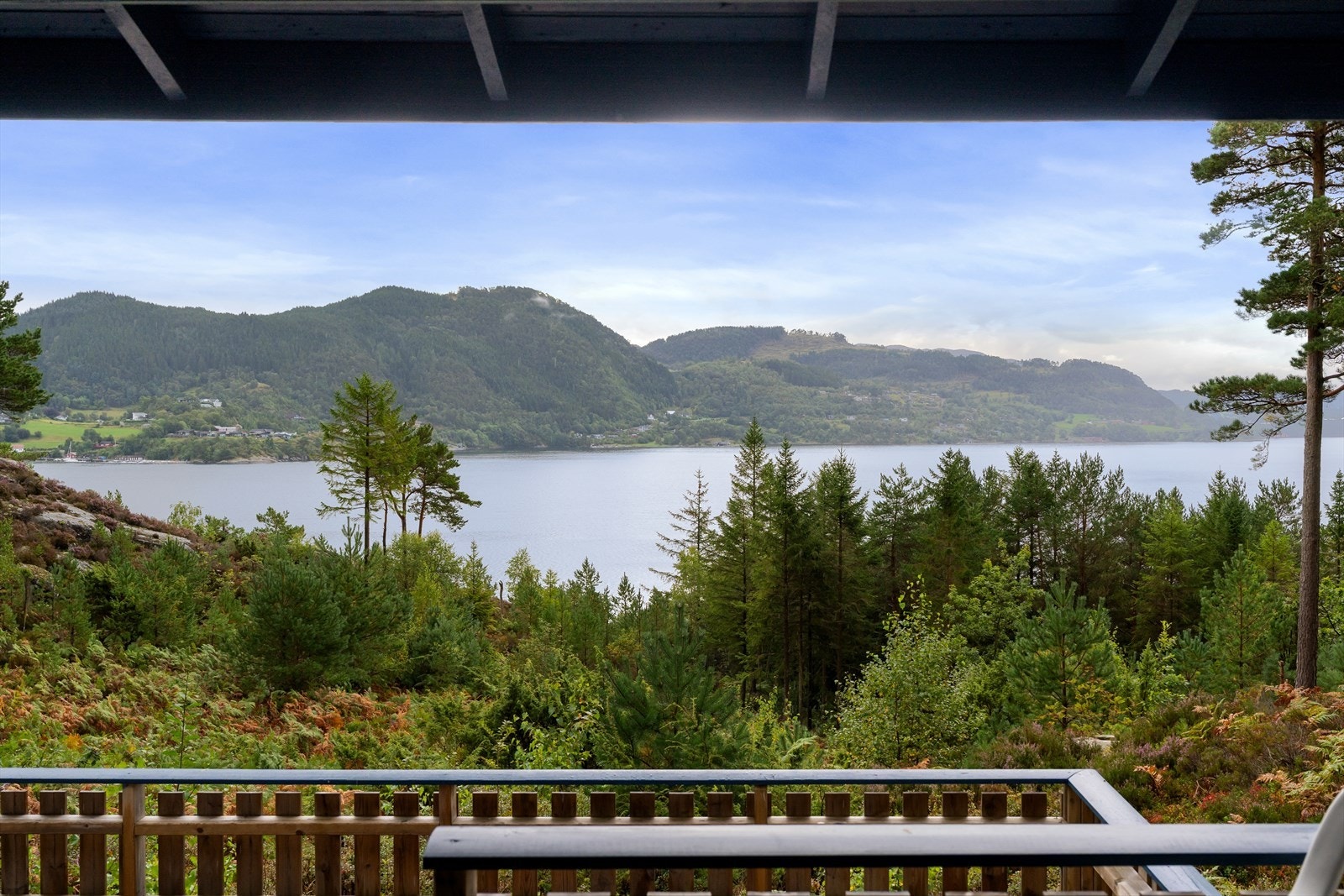 Utsikten over Fisterfjorden er et dominerende element fra terrassen, med gode solforhold store deler av dagen. Galleribilde