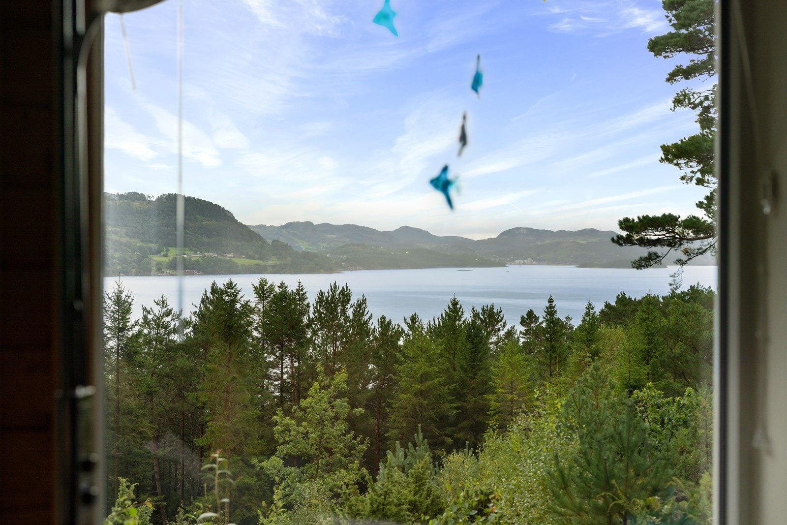 Hjelmeland kommune byr på vakker natur og en rolig atmosfære, perfekt for rekreasjon ved sjøen. Galleribilde