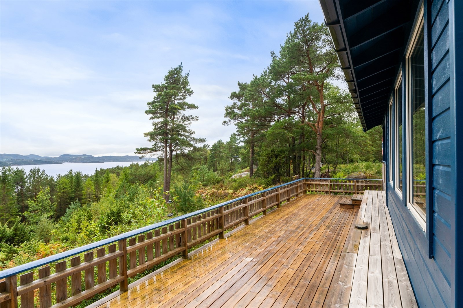 Den romslige terrassen i trekonstruksjoner inviterer til lange dager utendørs med utsikt over fjorden. Galleribilde