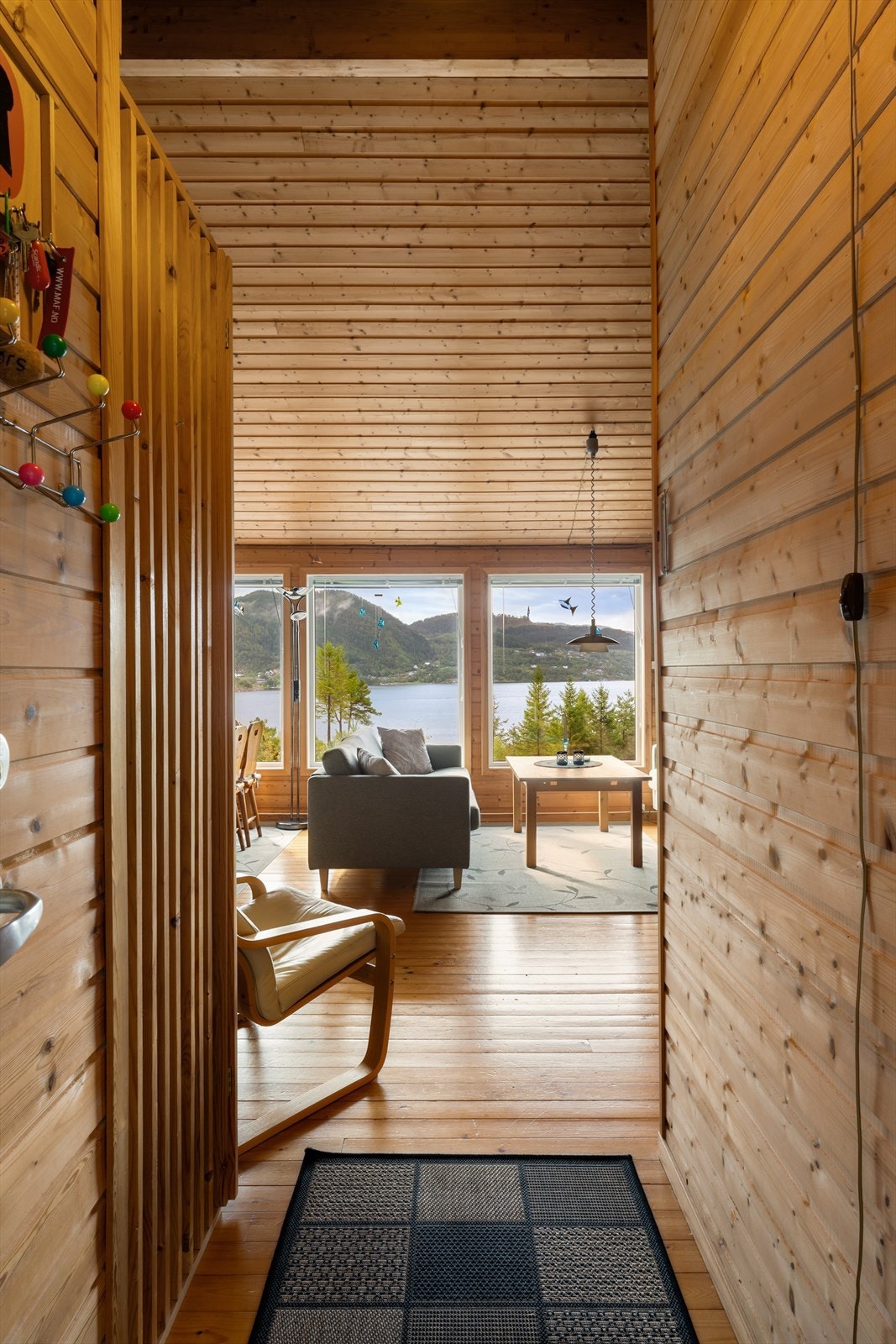 Fra entréen åpner hytten seg mot stuen og den imponerende utsikten over fjorden. Galleribilde