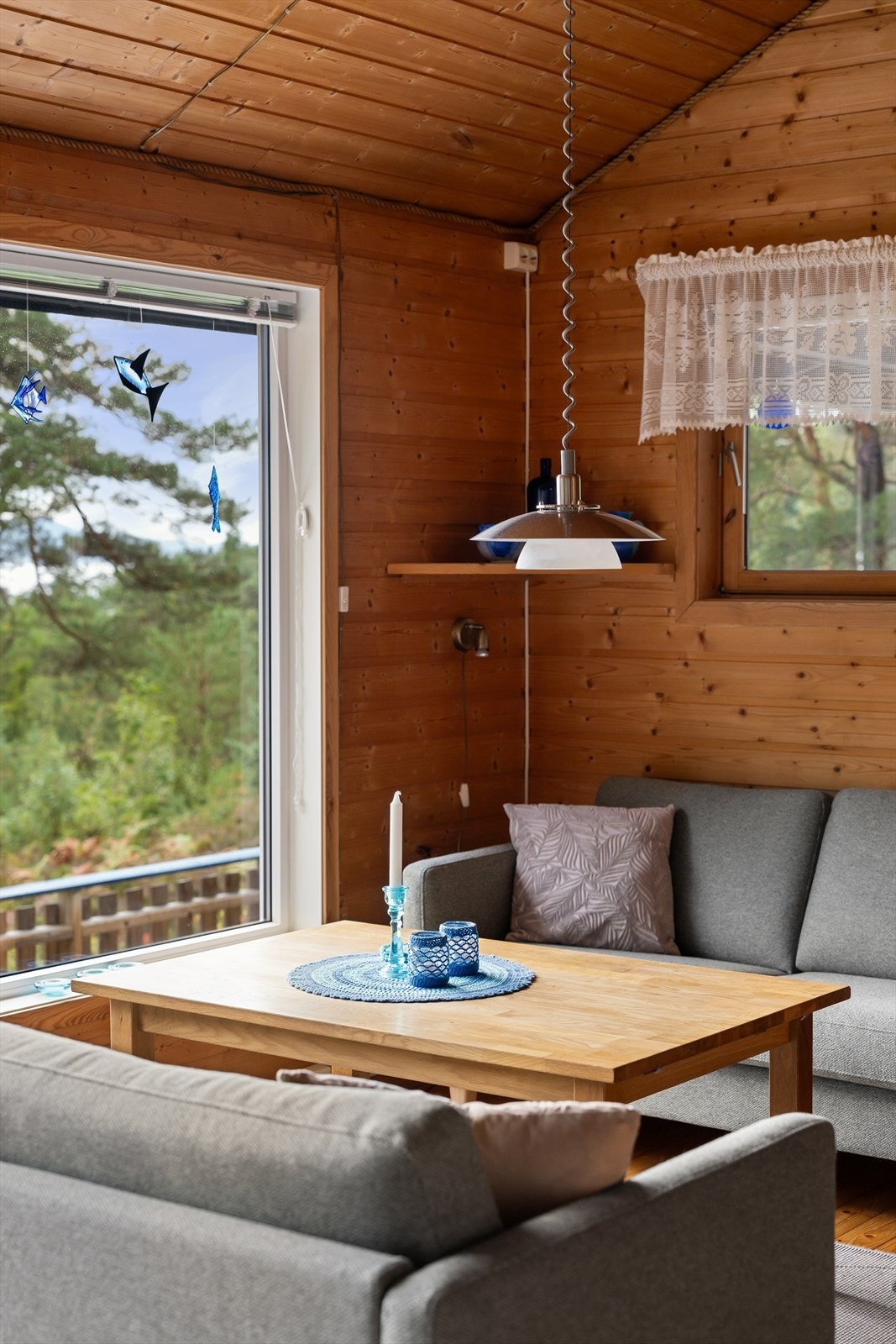 Stuen har store vinduer som slipper inn rikelig med lys og rammer inn den naturskjønne utsikten. Galleribilde