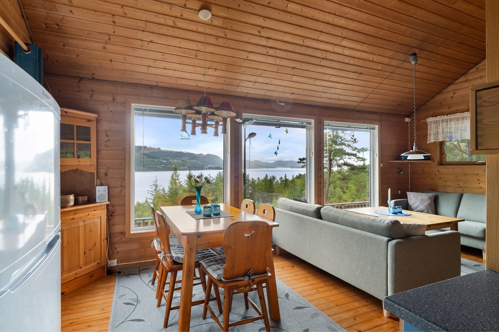 Fra spiseplassen i stuen kan du nyte den fantastiske utsikten over Fisterfjorden, en perfekt ramme for måltidene. Galleribilde