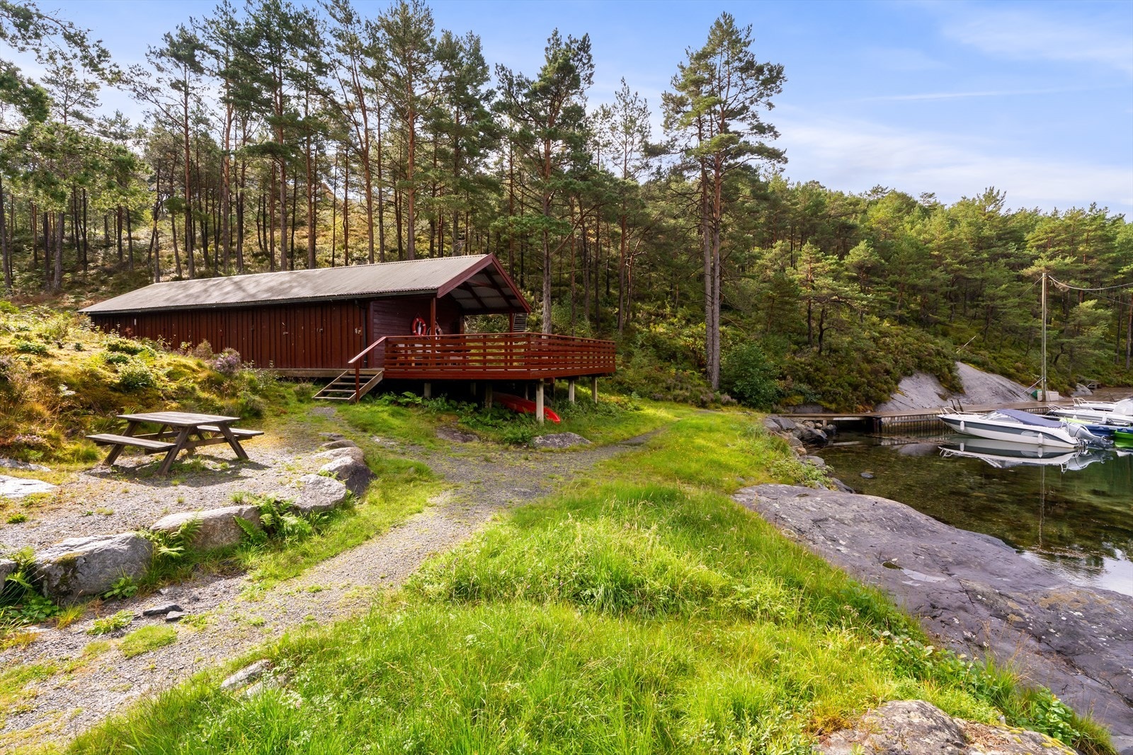 Her på Randøy får du en skjermet beliggenhet med gode solforhold og en nydelig utsikt over Fisterfjorden. Galleribilde
