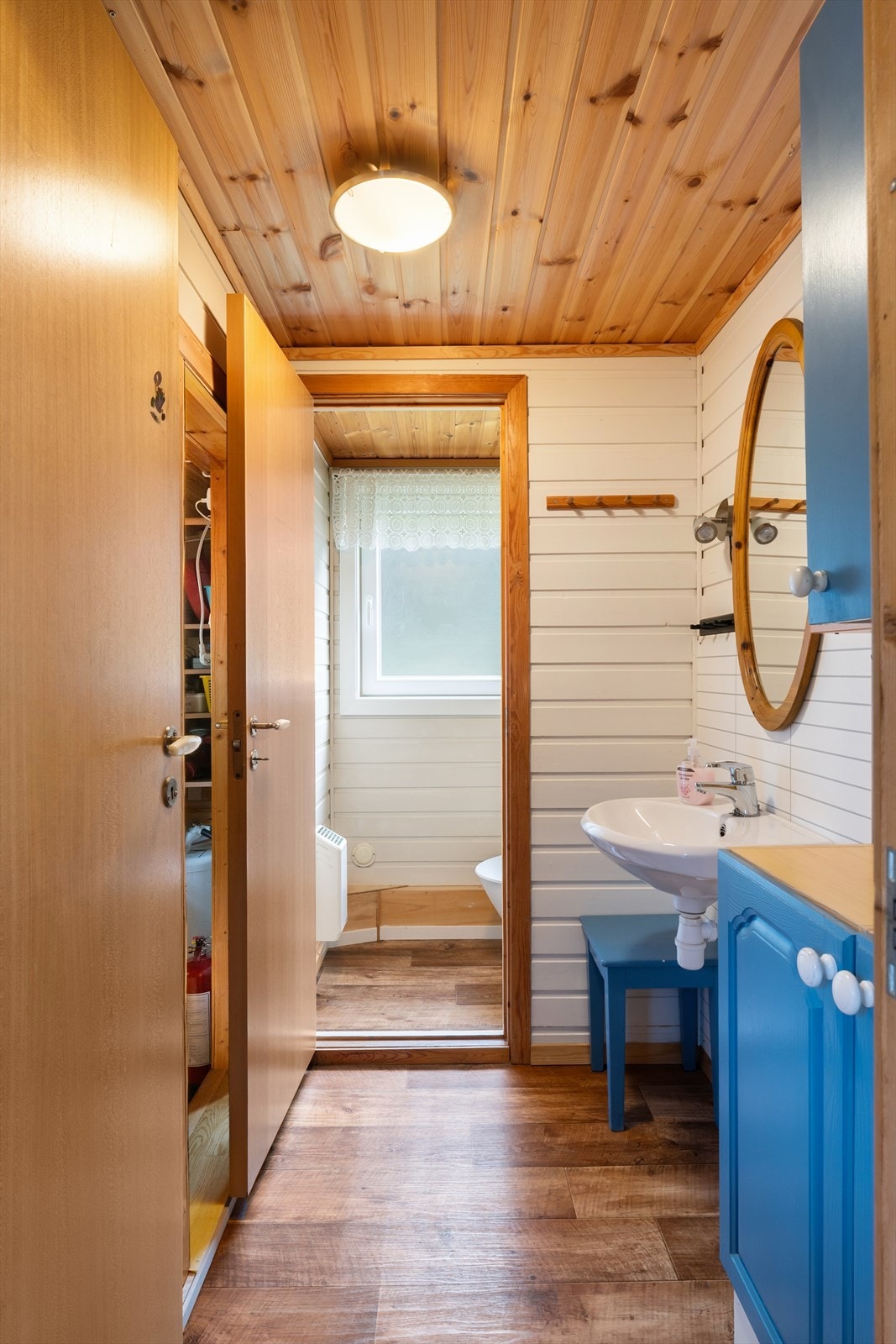 Fra badet har du enkel tilgang til toalettrommet. Galleribilde