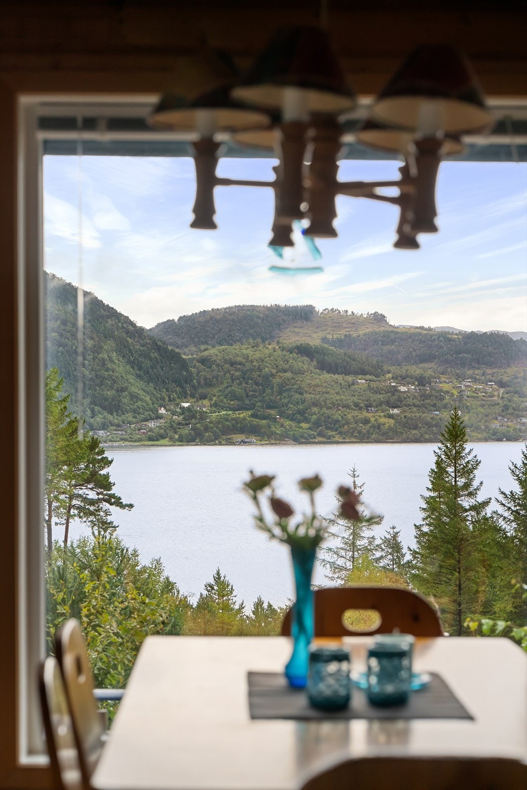 Fjorden er alltid til stede, og byr på en nydelig utsikt som kan nytes fra hyttas oppholdsrom. Galleribilde