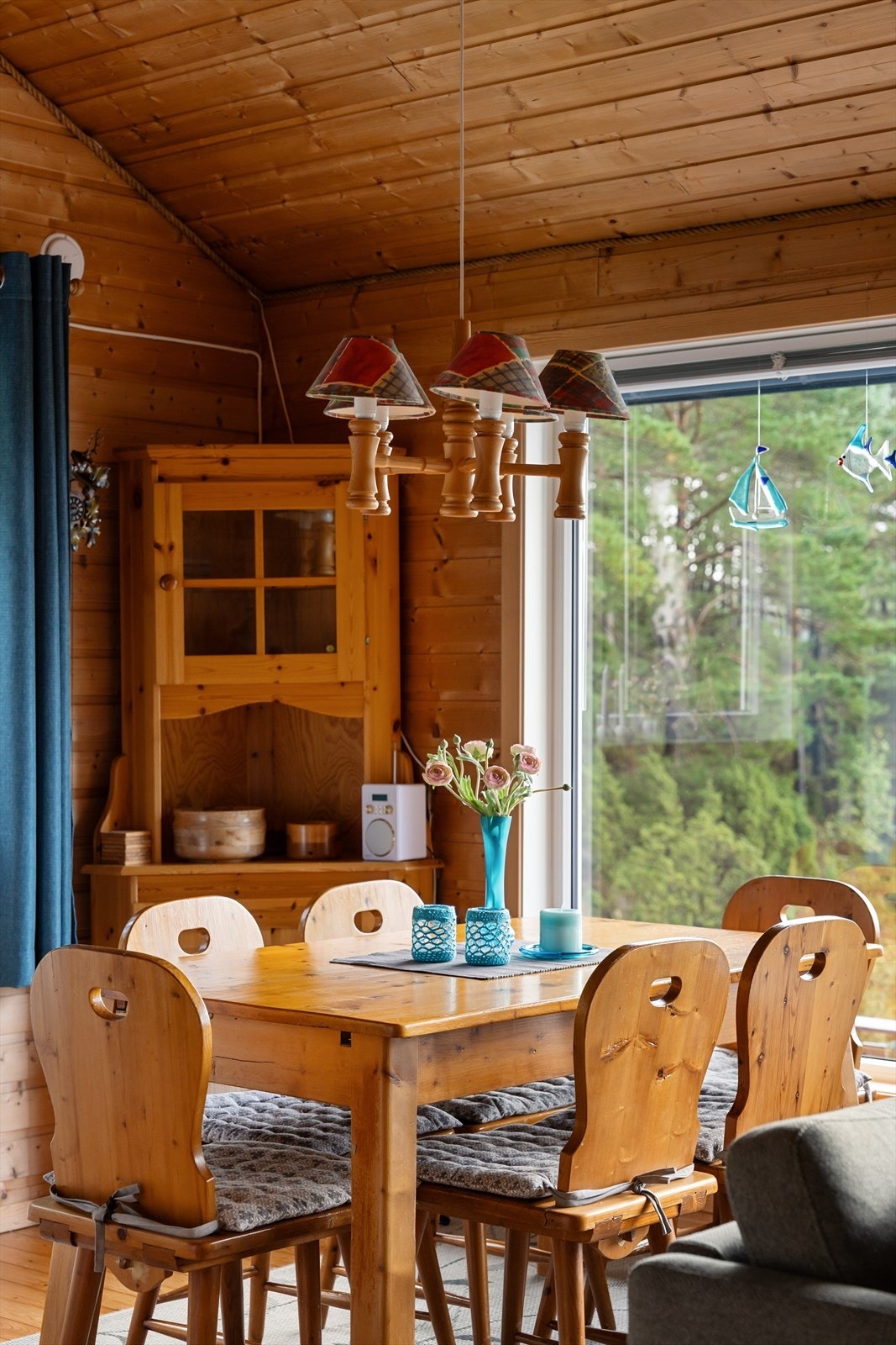 Spiseplassen i stuen har god plass til flere, perfekt for hyggelige måltider. Galleribilde