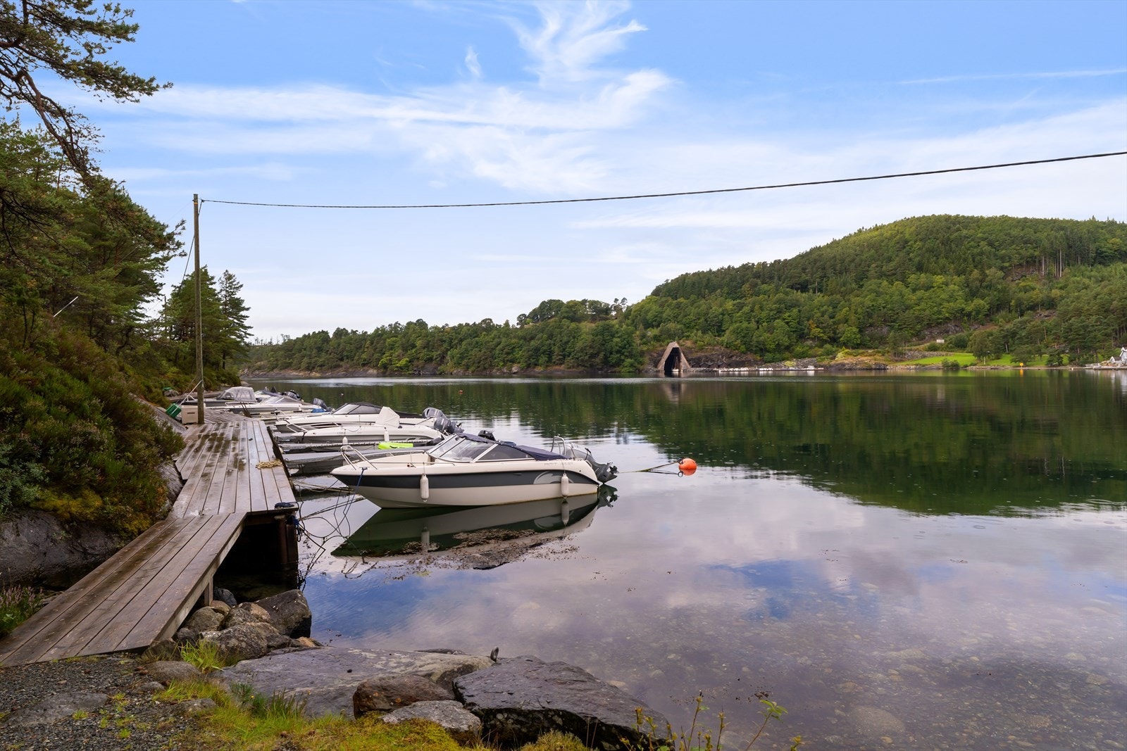 Med kort vei til sjøen med egen båtplass og brygge på 2,5 meter. Galleribilde