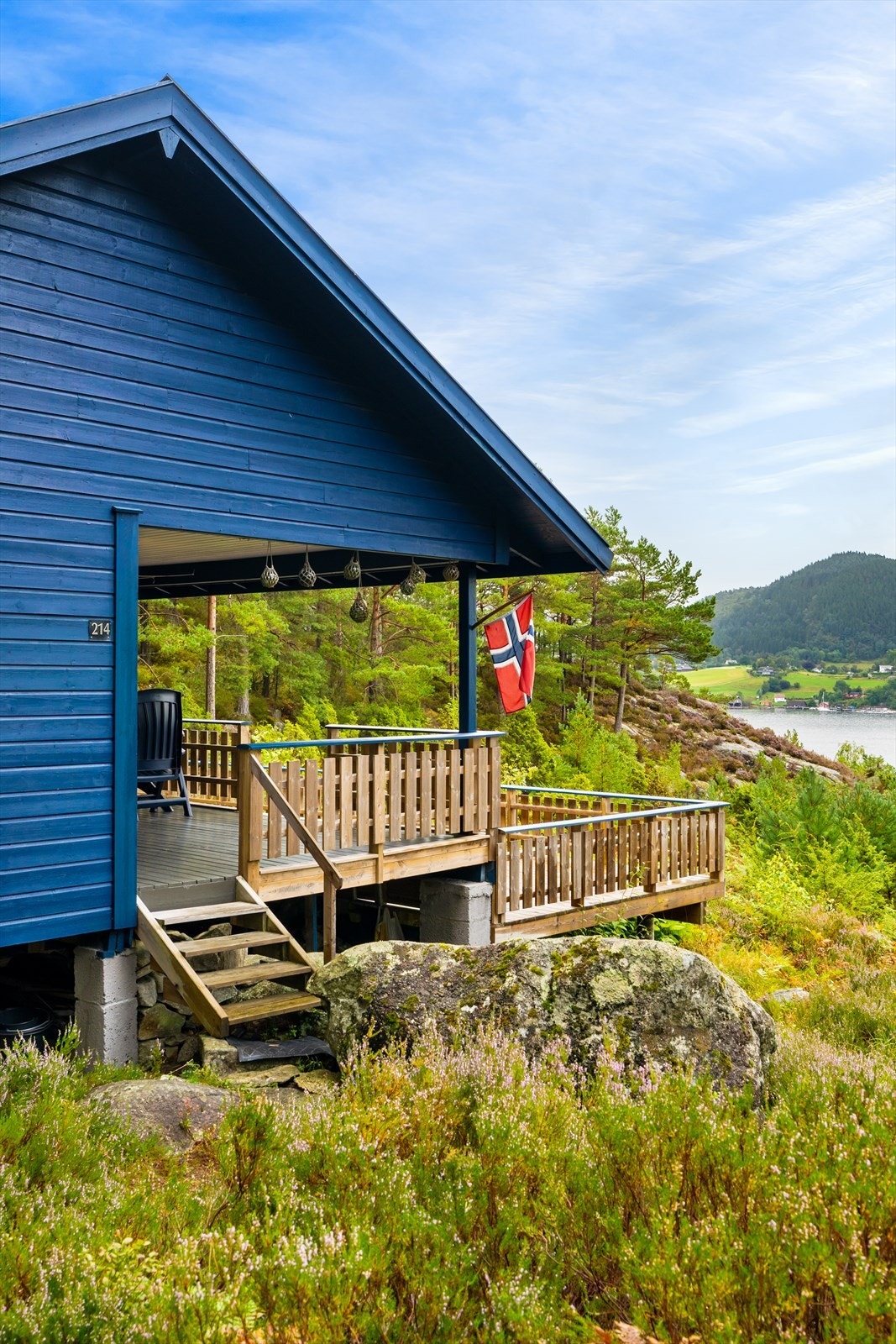 Hytten, oppført i 1981 med trekonstruksjoner og liggende bordkledning, er jevnlig vedlikeholdt og byr på en romslig terrasse. Galleribilde