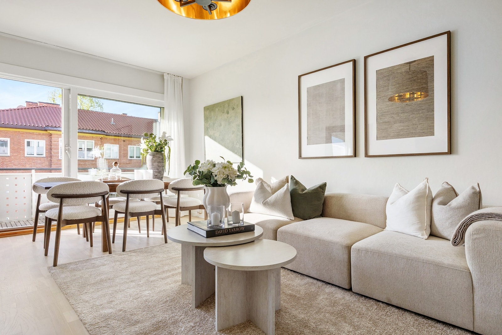 Romslig oppholdsrom med god plass til sofagruppe og spisebord. Galleribilde