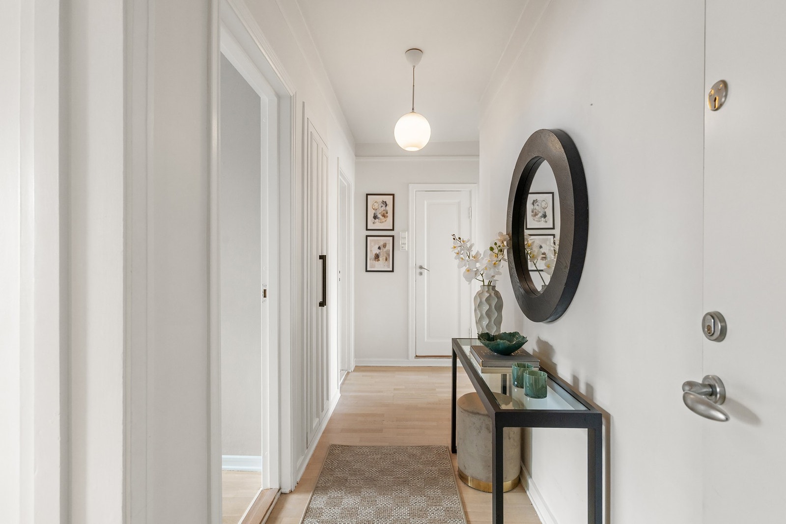 Lys og innbydende entré med gode oppbevaringsmuligheter. Galleribilde