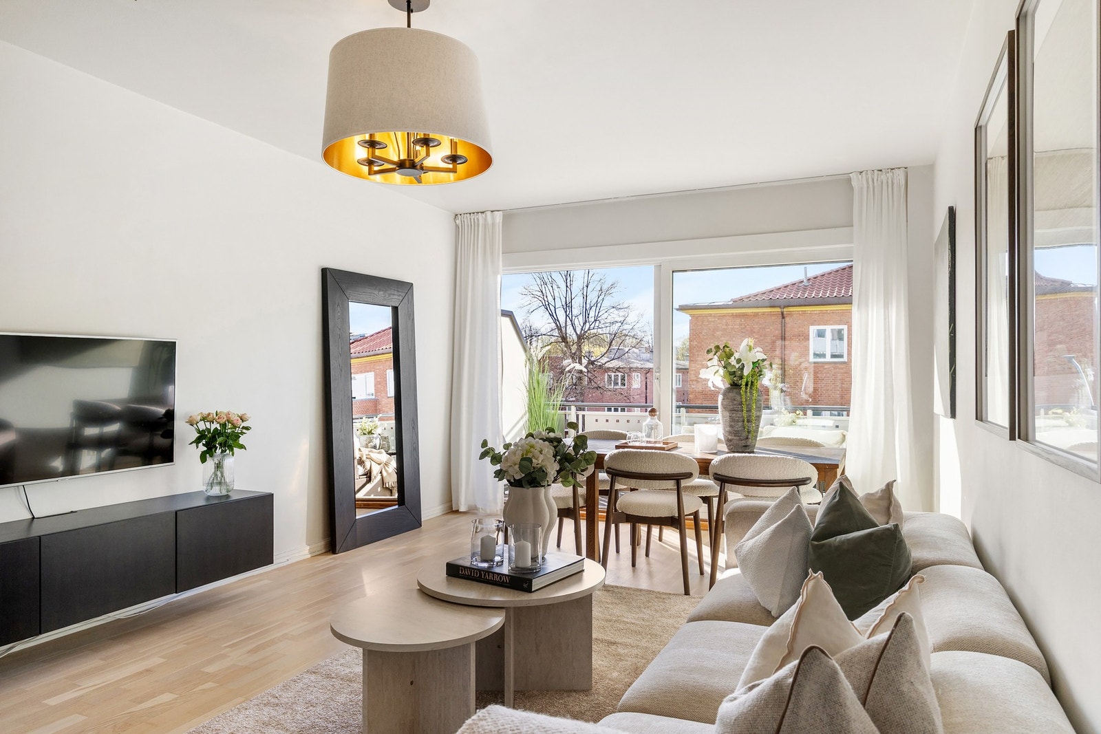 Leiligheten ligger fint til i byggets 3. etasje. Tilgang via heis eller trapper. Galleribilde