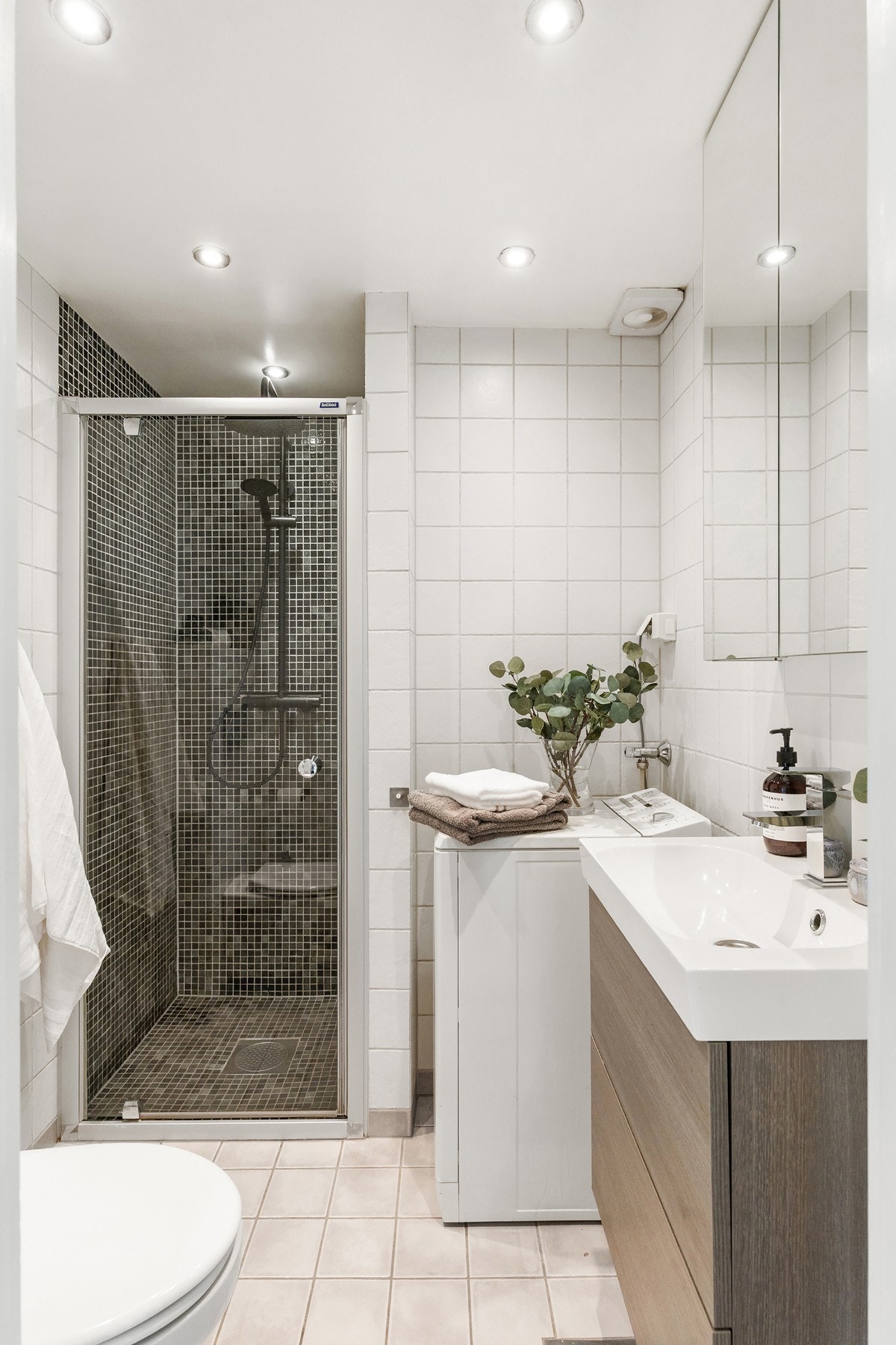Pent bad med downlights i himling, varmekabler i gulv og opplegg for vaskemaskin. Galleribilde