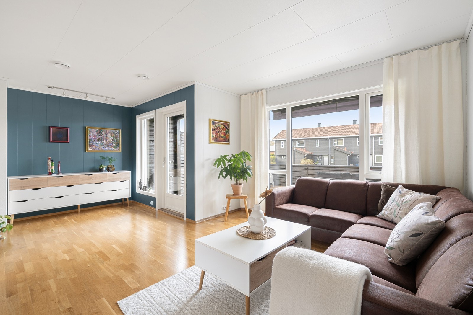Stuen og kjøkkenet ligger i en åpen løsning. Galleribilde