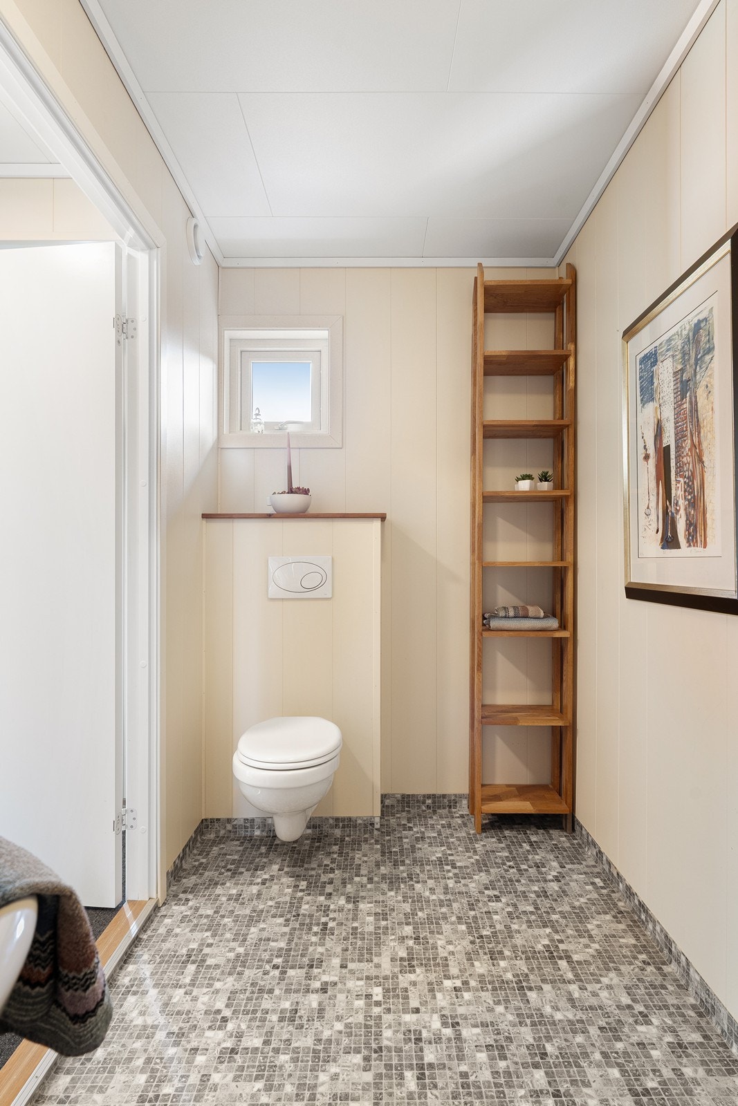 I tilknytning til entré har man gjestetoalett, noe som er praktisk både til hverdags og når du har besøk. Galleribilde